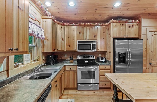 Banner Elk Cabin | Falling Waters - hot tub, game table, views!