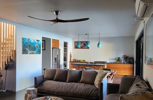 North Creek House | Family friendly retreat 5 minutes stroll to the beach!
