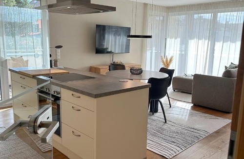 Seekirchen Markt Apartment | "FOUR" - Premium Apartments Seekirchen, Stilvolle 3-Zimmer Wohnung mit Balkon