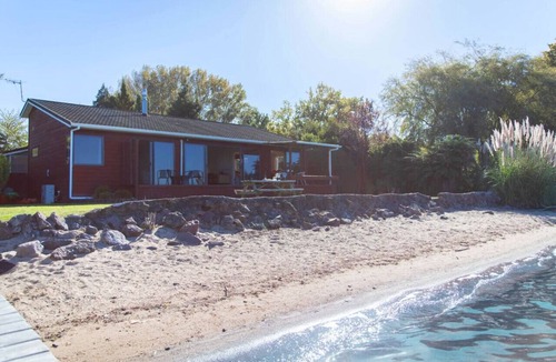 Ngongotaha House | Front Row on the Lake | Jetty, Kayaks & Room to Spread Out