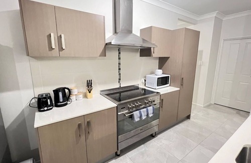 Hillcrest House | Fully A/C Modern 4BRH | Ensuite, 2 Bathrooms & Garage UP TO 14 GUEST