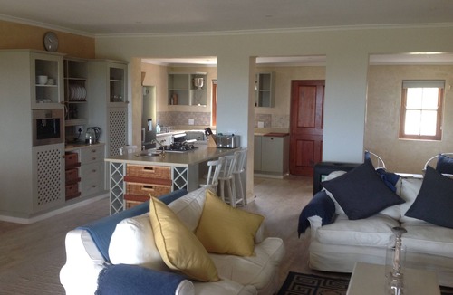 Betty's Bay House | FULLY EQUIPPED SEA FRONT HOLIDAY HOUSE Ground floor Fireplace, Braai area
