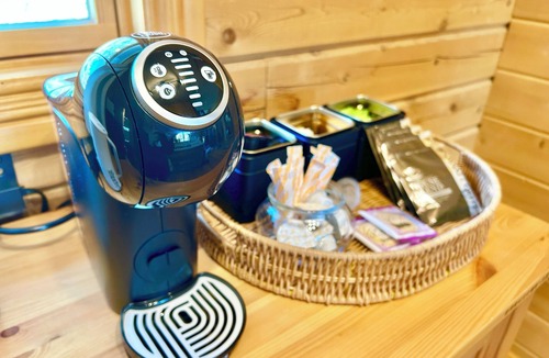 Sano Cabin | Fully equipped with wood stove, large projector, hammock, board games, toys, and other amenities for a comfortable stay! Modern log house, 17 minutes from Ashikaga Flower Park!