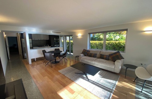 Kelvin Heights Apartment | Garden apartment, lake + mountain views, sunny, near ferry to town, sleeps four