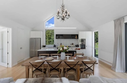 Arrowtown House | Glebe Villa - The perfect Arrowtown getaway with spacious living, spa, tennis courts and pool!