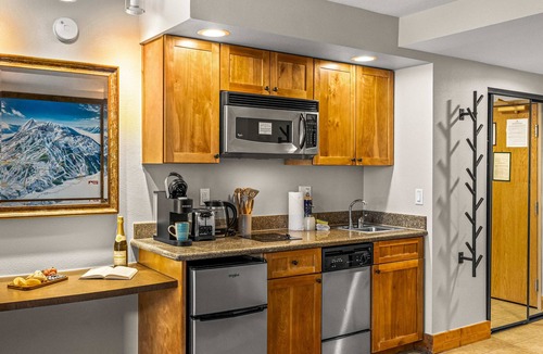 Mount Crested Butte Condo | Grand Lodge Studio 412 — Ski-In/Out Mt CB, Hot Tub & Pool, Pets OK