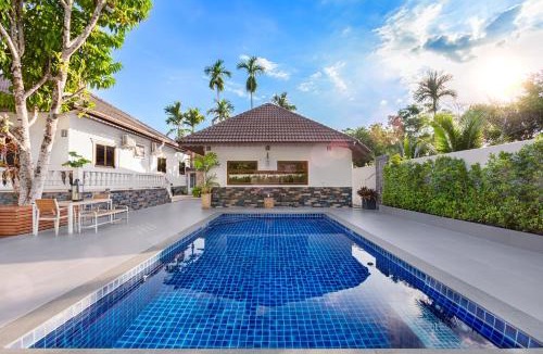 Chalong Villa | Happy Family Villa 2 -Phuket Private Pool Villa 5 bedrooms with large kitchen and garden
