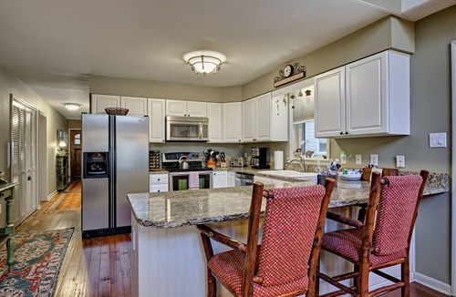 Highlands House | Heinrich - Mill Creek Cottage: Walk to Downtown | Creekside Retreat w/Hot Tub