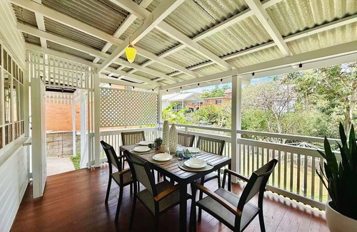 Highgate Hill House | Heritage 5BR home- minutes to Southbank,West End, perfect for a group.3parking