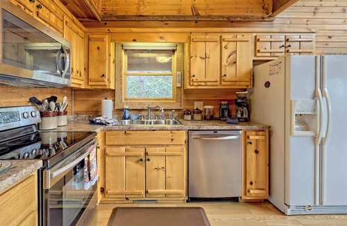 Hayesville Cabin | Hidden Escape Chalet by Chatuge Home Concierge | Lake & Mountain Views · Hot Tub · Firepit