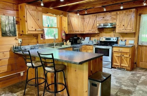 Jefferson House | Hidden Ridge Lodge-Spacious | Sleeps12 | Game Room | Firepit | Dog Friendly | Smart TV