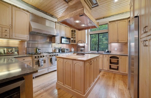 Highlands House | Highlands Luxury Mountain Retreat Hot Tub Waterfall Kid's Zone Sleeps 12