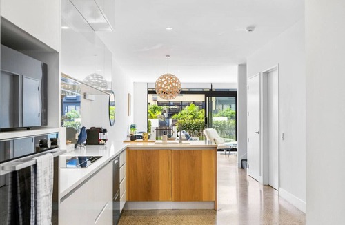 Hobsonville House | Hobsonville Point Enchanter with Parking and Wi-fi