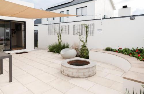 Robertson Apartment | Hole Inn 1