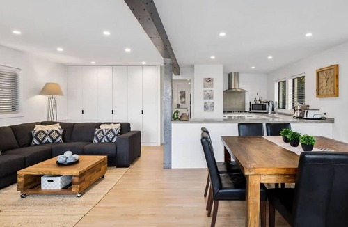 Kelvin Heights House | Holly Court Haven - Kelvin Heights retreat where laid-back living and entertaining come together.
