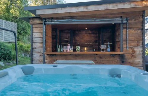 Kelvin Heights House | Holly Court Haven - Kelvin Heights retreat where laid-back living and entertaining come together.