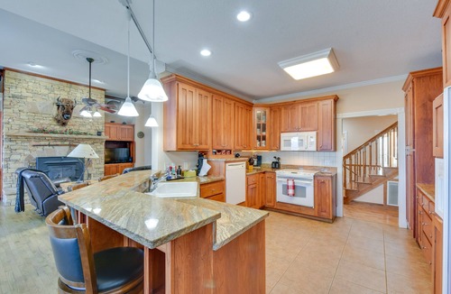 Blairsville House | Hot Tub, Arcade & Casino! Blue Ridge Mtn Mansion