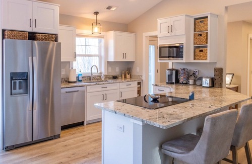 Beech Mountain Cabin | Hot Tub, Cozy, Central Air and Heat, 5 minutes to the Ski Resort! Yes, Deer!