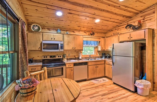 Helen Cabin | Hot Tub, Firepit, Minutes to Helen