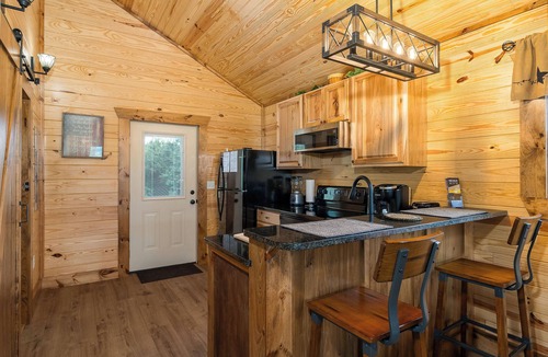 Stanley Cabin | HUGE summer SAVINGS LURAY Mountain getaway Private Log cabin 7 Hot Tub Fireplace