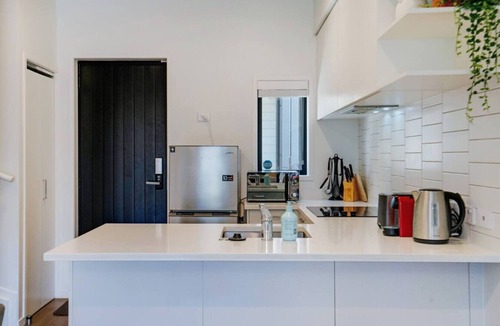 Auckland Villa | Huntington Townhouse with Patio and Parking