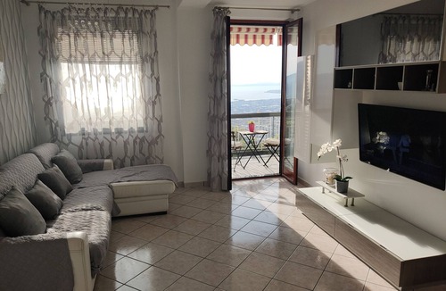 Piazza Roma Apartment | Incanto Casa Vacanza 75 Mt enchanting view of the Gulf of Naples