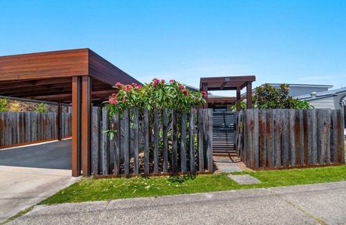 North Creek Apartment | Indah is a well-proportioned residence provides the perfect single-level home.
