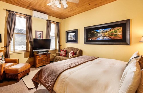 Downtown Hotel | Independence Square Unit 309, Downtown Hotel Room with A/C in Aspen, Wet Bar & More