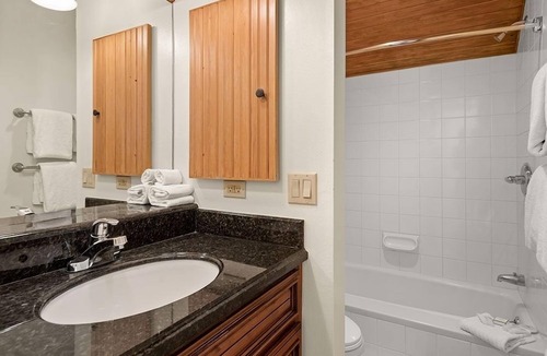 Downtown Hotel | Independence Square Unit 313 | Downtown Hotel Room in Aspen with Rooftop Hot Tub