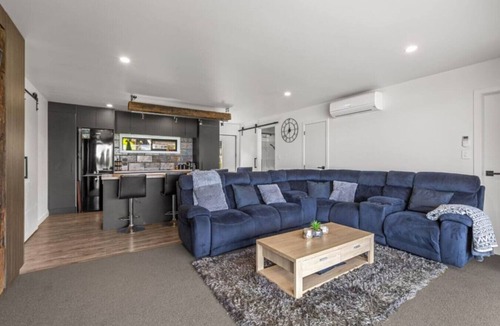 Raglan House | Kaitoke Retreat & Studio 10 guests Waterfront