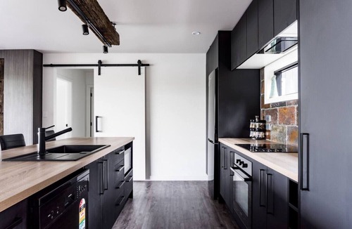 Raglan House | Kaitoke Retreat & Studio 10 guests Waterfront