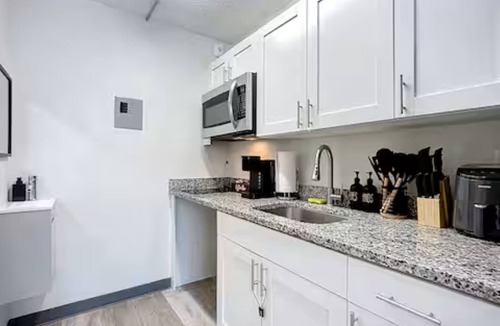 Hollyford Apartment | King Studio Escape | 5 Min to DT & Jacksonville U