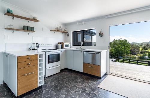 Raglan House | Kotare Cottage, Spa Pool, Walk to Town