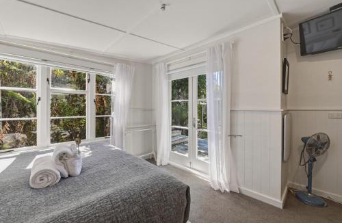 Lake Tarawera House | Lake Escape with views & spa 4 bedrooms
