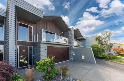 Nukuhau Cottage | Lake View Bliss - Lake Taupo Holiday Home