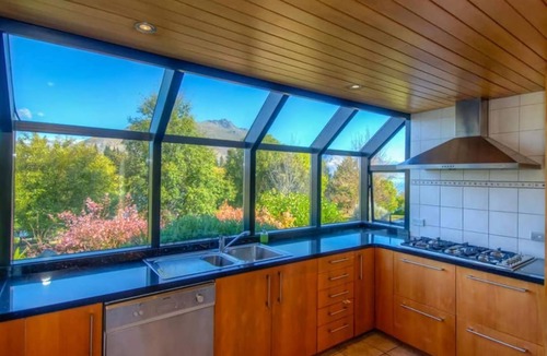 Queenstown House | Lakefront Terrace Walk to Town