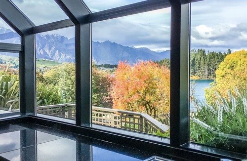 Queenstown House | Lakefront Terrace Walk to Town