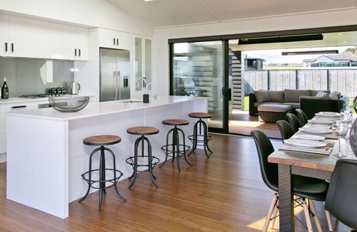 Rainbow Point House | Lakeside Estate - Rainbow Point Holiday Home
