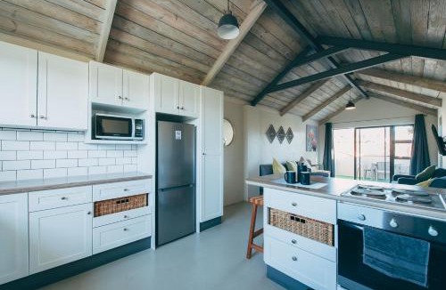 Muizenberg Apartment | Lakeside Mountain Loft