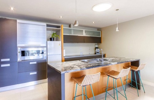 Hilltop Apartment | Lakeview Apartment - Modern, Entertain, Work