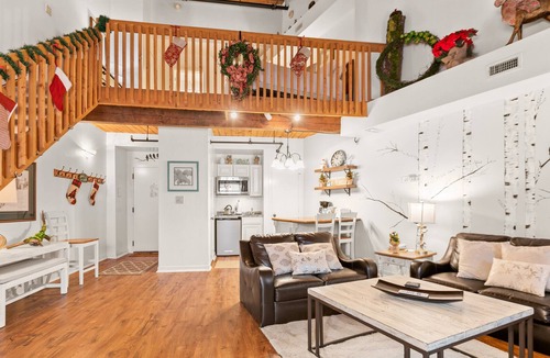 Wintergreen Condo | Large update Mountain Inn lodge room close to restaurants and slopes.