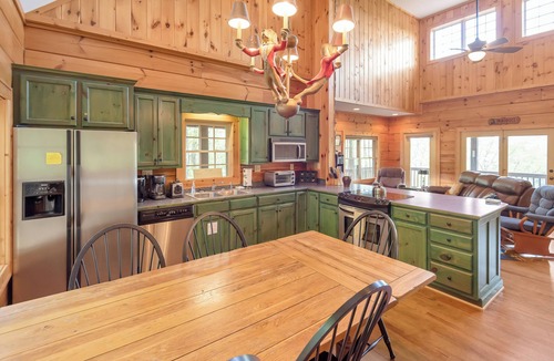 Jefferson Cabin | Lazy Dog Log Cabin | Pet-Friendly with a Fenced Yard | Catch & Release Lake
