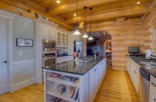 Ellijay Cabin | Legend- A Legendary Waterfront Stay in Ellijay, GA