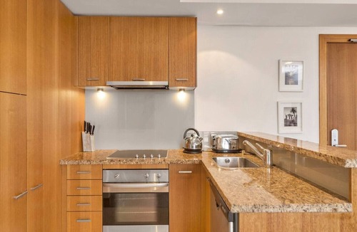 Auckland Central Business District Apartment | Level 25 1 Bed with Marble Lined Bath City Views