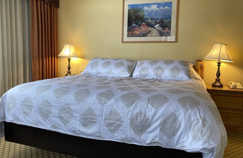 Mount Crested Butte Hotel | Lift Base Village - Grand Lodge Corner King Bedroom