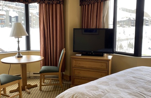 Mount Crested Butte Hotel | Lift Base Village - Grand Lodge Corner King Bedroom