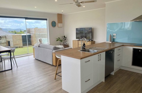 Red Beach Apartment | Little Easy Escape- Escape the Everyday for Bach, Beach & Breeze