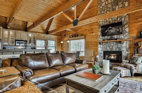 Walnut Mountain Cabin | Lochloosa | No Pet Fees | Sleeps 8 | Mountain Views | paved roads | HOT TUB