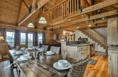 Walnut Mountain Cabin | Lochloosa | No Pet Fees | Sleeps 8 | Mountain Views | paved roads | HOT TUB