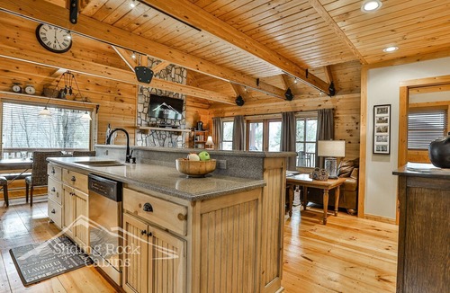 Walnut Mountain Cabin | Lochloosa | No Pet Fees | Sleeps 8 | Mountain Views | paved roads | HOT TUB